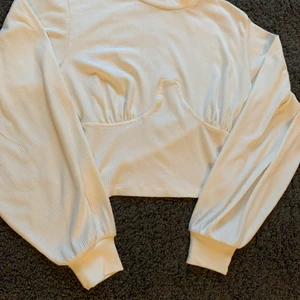 Tröja  - Vit gullig tröja ifrån Bik Bok. Aldrig använd eller provad! Frakt tillkommer!💕