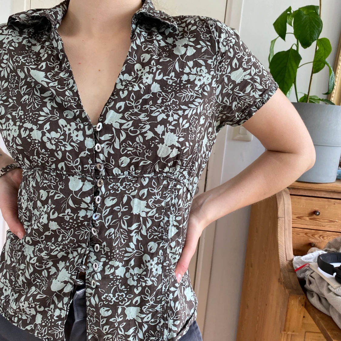 Sommar skjortblus med marmor knappar