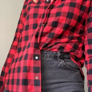 🌸En röd/svart skjorta från H&M i storlek 40. Kan stylas på olika sätt. Tunt och bekvämt material🌸