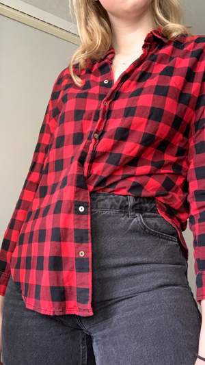 🌸En röd/svart skjorta från H&M i storlek 40. Kan stylas på olika sätt. Tunt och bekvämt material🌸