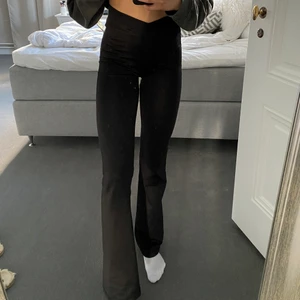 Raka byxor  - Jättesnygga byxor från Chiquelle som passar perfekt till fest lika väl som snyggt i vardagen. Lite glansigt tyg och v form i midjan vilket markerar väldigt snyggt. Säljer för att jag har två par. De jag säljer är använda 3 gånger 💞 Jag är 168 