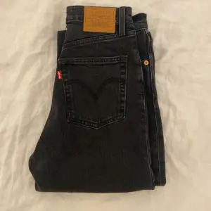 Oanvända svarta ribcage bootcut jeans från Levi’s i storlek 25. Säljer för 400kr+frakt 