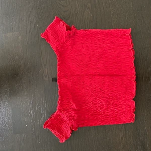 Röd topp - En liten söt röd topp som är super snygg till sommaren, i storleken XS!💞 köparen står för frakt! 