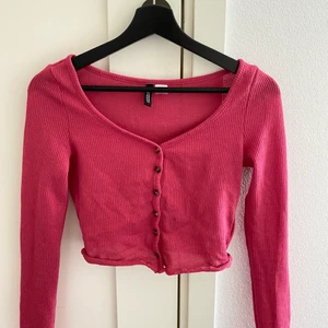 Rosa topp - En rosa knäpp topp i storleken XS!💞 köparen står för frakt