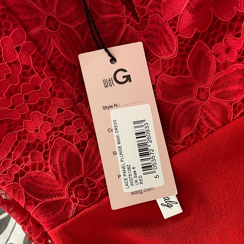 Säljer denna otroligt fina balklänningen som är i en röd figursydd lång klänning i storlek 34. Aldrig använd. Klänningar.