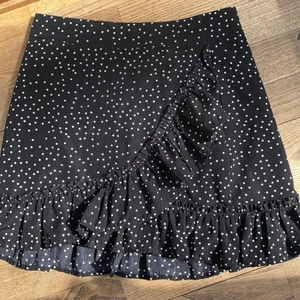 Prickig kjol - Säljer denna fina kjol pga att den är för liten. Storlek XS. Köparen står för frakten 