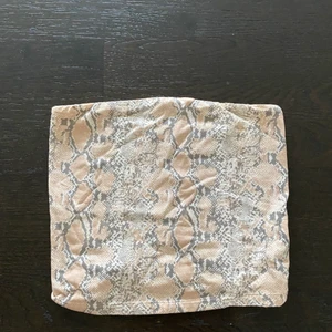 Tubtopp  - En tubtopp med ormmösnter på, väldigt bekväm och är i storlek XS!💞 köparen står för frakt! 