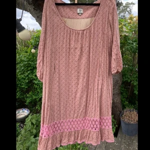 Råsa boho klänning XL - Klänningen är i XL från Noa Noa och har fickor. Perfekt att matcha till en polotröja. Priset kan verka högt men det beror på att jag står för frakten!  Betalning via swish 