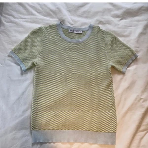 Zara tröja - Säljer min superfina tröja från Zara! Är i fint skick, i storlek L men passar från xs - l beroende på hur man vill att den ska sitta!