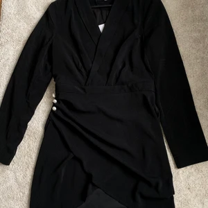 Blazer Dress - superfin blazer dress från NA-KD! helt oanvänd så är i nyskick och är i storlek 38! köpt för 599kr men säljes för 150kr då sen tyvärr inte kommer till användning! alla plagg tvättas innan de skickas. Fler bilder eller några frågor? Tveka inte att höra av er <33 köpare står för eventuell frakt