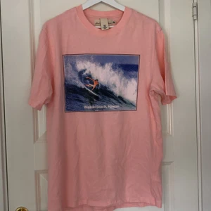 Rosa tröja med tryck - Rosa tröja från hm med snyggt tryck på, perfekt tröja nu till sommaren! Nyskick utan några som helst defekter. Priset är diskuterbart! 