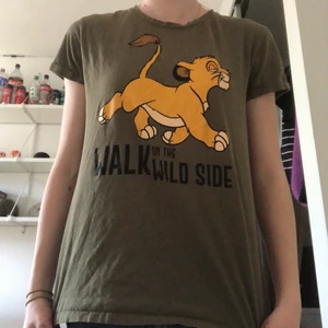 T-shirt med simba motiv - En fin grön t-shirt som jag säljer för att den aldrig kommer till användning. Den är från New yorker. Den är i storlek L men jag skulle säga att det är en S modell. Motivet är simba från Lejonkungen.😊