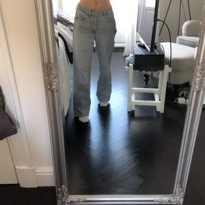 Skitsnygga gråa jeans från Massimo Dutti. Sitter baggy och är lågmidjade. Köparen står för frakt ✨💕