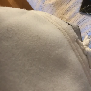 #shein - Säljer en jättefin sweatshirt från shein, säljer den för 30 kr då jag tycker den är för kort för mig. Storlek S och den passar till många olika stilar 