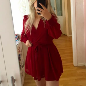 festklänning  - Sååå fin klänning med knytning i midjan💖 den är mer mörkrosa än röd i verkligheten!!