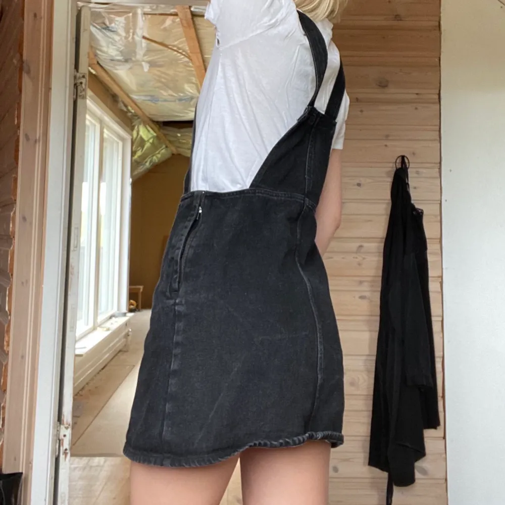 Hängselklänning i svart jeans ! Perfekt till sommarn med en tisha eller varför inte en sexig bikini under 😁. Klänningar.