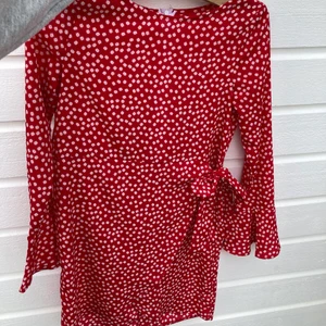 Klänning - Superfin sommarklänning som använts vid få tillfällen. På vänster sida kan man knyta en roset (syns inte så tydligt på bilden). 