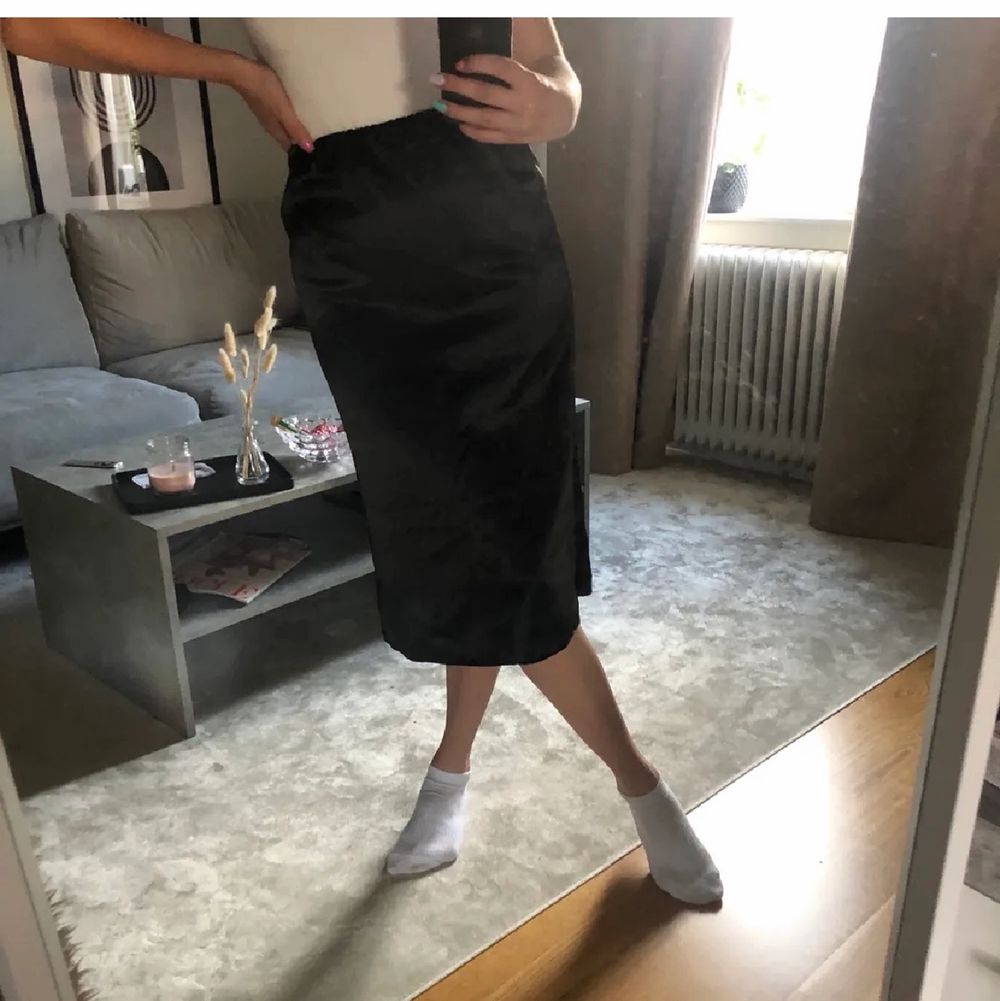 En svart satinkjol som aldrig blivit använd eftersom den inte passade! Jag är en 36/S men tycker att den sitter tight över höfterna! Från Boohoo✨. Kjolar.