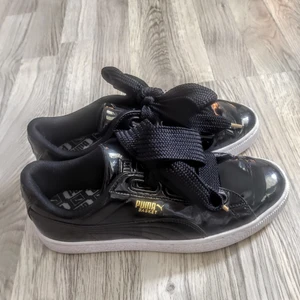 Puma basket sneakers 38.5 - Strlk. 38.5 bara använda en gång så är i fint skick!, har egentligen 39 men hoppades att dom skulle passa vilket dom inte gjorde. Köpte från Nilssons skor och prislapp är fortfarande kvar (dock inte lådan) på ordinariepris 999kr 