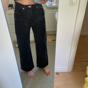 Jag säljer mina weekday jeans i modellen ACE, storlek 27/32. De har tyvärr blivit lite små på mig och även lite för korta för min smak, de är sparsamt använda och ser så gott som nya ut! 
