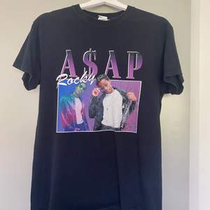 En A$AP rocky t-shirt köpt på en hemsida som gjorde nya ”vintage” liknande tröjor för 400kr hemsidan finns inte kvar och därmed inte tröjan. 