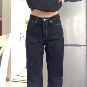 Jätte fina svarta byxor med vita sömmar från Weekday, modell Row. Storlek 28/32. Högmidjade passar bra i längd på mig som är 173cm🌱 använda fåtal gånger så dem är i bra kvalite!!🌺