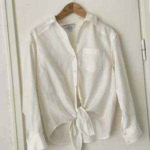 Skjorta & Other Stories strlk 34 - Lite boxy passform med knyt i midjan. Använd en gång! 