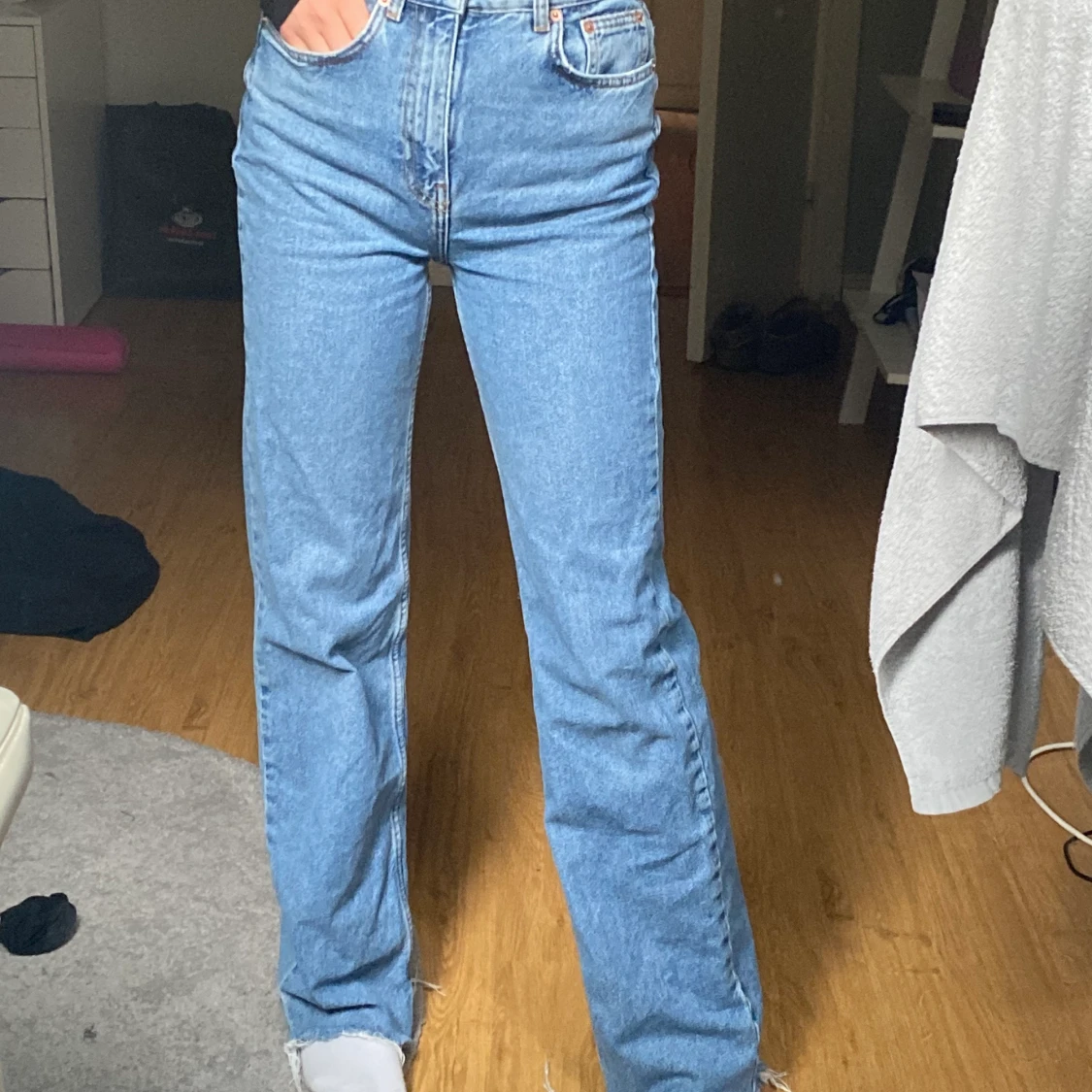 Raka blåa jeans från pull and bear 