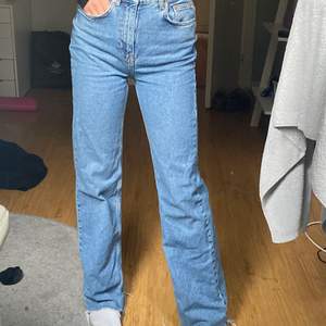 Ett par sjukt snygga blåa jeans som är långa i benen. Jag är 168 och de är perfekta i längden. Säljer pga av rensning i garderoben. Använda ca 5 gånger.