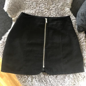 Svart Sammets Kjol - En svart sammets kjol. Storlek 38. Nyskick. Djurfritt hem! Inköpt ifrån H&M.