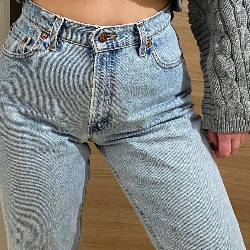 Vintage Levis passar storlek 25/26 i midjan och 28-30 i längd. Fint skick . Jeans & Byxor.