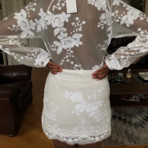 Vit klänning - Oanvända klänningar jag glömt skicka tillbaka, prislappen är kvar! Finns i strlk S,M och L. Nypris 799kr