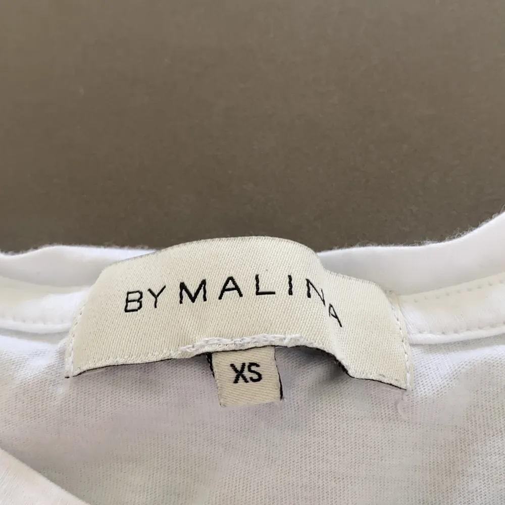 Säljer denna fina By Malina tröja som är använd några få gånger! Köpt i samma butik som soft goat i stan!🦋 den är i storleken XS och är lite kort för mig som är 1,67! Orginal pris: 400. T-shirts.
