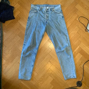 Weekday jeans Barrel - Ett par ljusblåa jeans från weakday storlek 32/32 passform Barrel, fint skick, lite använda 