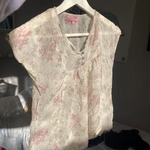 Blus - Så fin blus från rabalder. Den är i barnstorlek 150 cm och för liten för mig men det borde passa xxs-xs. Kan mötas i Sthlm annars står köparen för frakten💗