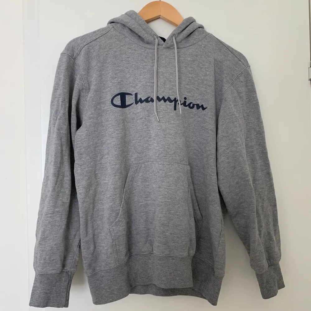 Köpt second hand (har själv inte använt den, bara provat) men den är i fint skick! Det är en herrstorlek M så den är ganska oversized om man är S-M.. Hoodies.