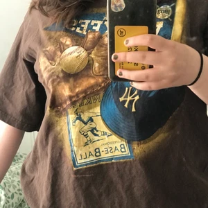 Brun t-shirt  - säljer denna snygga lee T-shirt då den inte kommer till användning längre :)