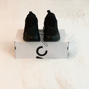 Nike Air Max 270 (Helt Nya) - Nike Air Max 270, Str: 44, Modell: Herr, Skick: Helt nya, Nypris: 1699kr, Mitt pris: 1100kr.  Köpta från Nike, Kvitto finns! Kartongen medföljer.  Kolla gärna in mina andra inlägg, Vid intresse av fler varor så fixar jag ett bra paketpris!