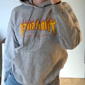 Thrasher hoodie  - En grå Thrasher hoodie! Köpt för något år sen men är i väldigt bra kvalite. (Köparen står för frakten)