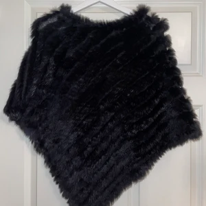 Pälsponcho - Pälsponcho passar stl 34/36. Använd en gång. 