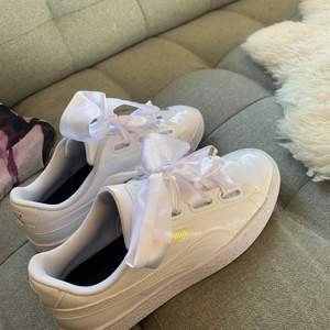 Säljer super fina vita puma skor som tyvärr var för stora för mig💞 köparen står för frakt 🥰