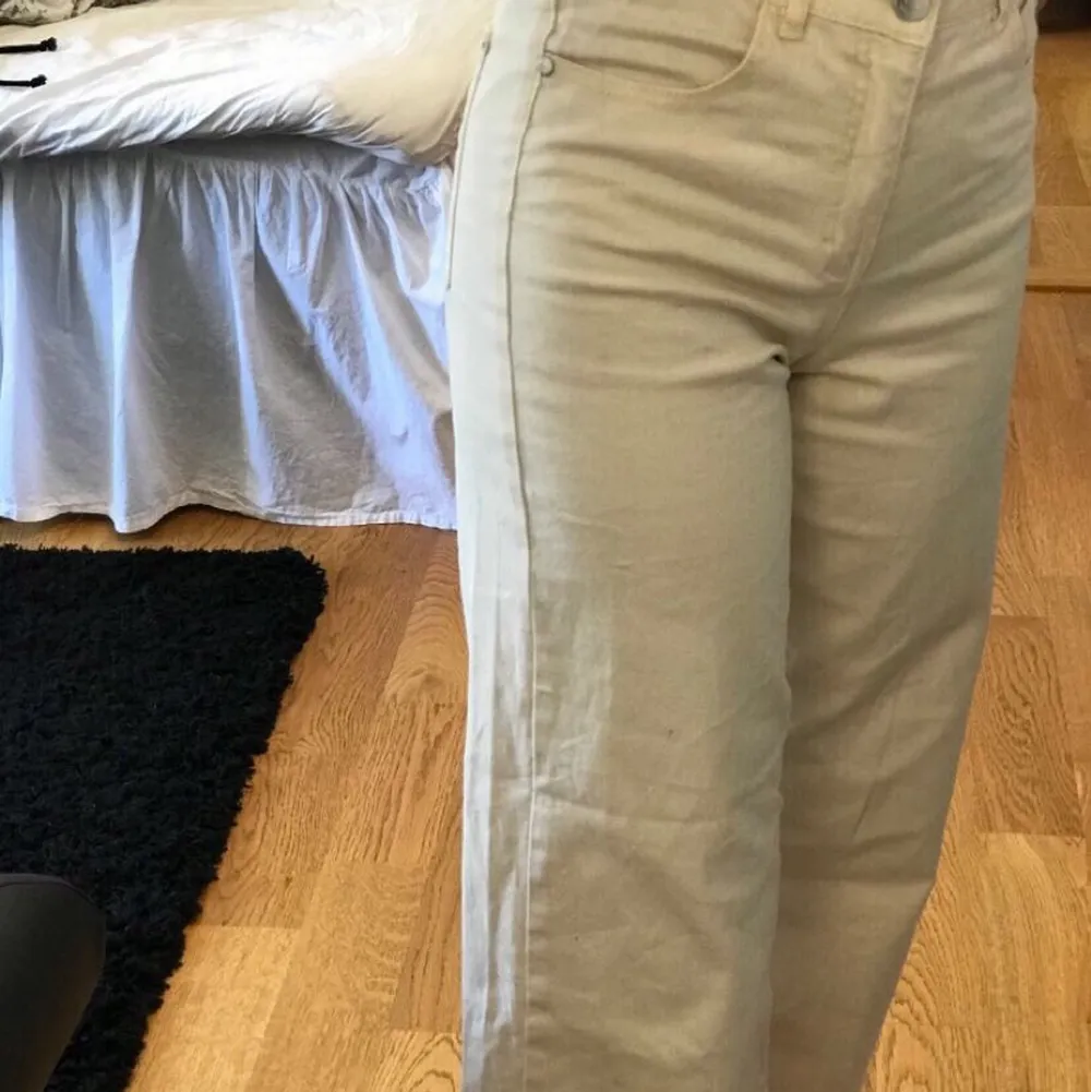 Snygga gula vida jeans! Storlek 170, skulle säga att de passar XS eller S. De är lite kortare i modellen. Väldigt fina skick och lite använda. Köpare står för frakten. 200kr+frakt. Jeans & Byxor.