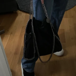 Stella McCartney väska - Intressekoll på min Stella McCartney väska! Kan tänka mig byta mot en mindre modell!!