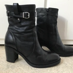 Svarta skinnkängor med klack, Stl 37 - ”HOSIS”  Svarta kängor, Stl 37  Klacken är ca 7 cm hög längst bak  Använda 1-3 ggr.