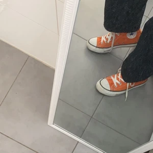Converse  - Säljer dessa skit snygga unika converse🧡 Storleken är 39 och skorna är i ett bra skick.