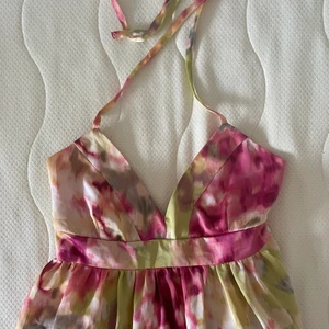 SOMMARKLÄNNING - Superfin långklänning med öppen rygg och material som liknar siden. Skriv för bättre bilder på passform! Perfekt till stranden, festen och varma sommardagar💖 Är vanligtvis XS/S eller 34, men denna passar trots s.36. Frakt tillkommer✨