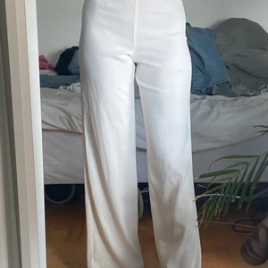 vita kostymbyxor från asos - köpta second hand men annars aldrig använda!!!! lite skumt sudda uppe i kanten (se bilden) men det syns knappt när man har på de 💘 suuuuper sköna o mjuka 