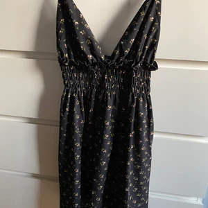 Blommig klänning - Shein - Blommig klänning från Shein. Har bara provat den och den satt inte fint på mig. Nypris: 149kr, mitt pris: 100kr inkl frakt. 