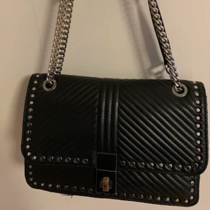 Väska från zara  - En väska från zara som var väldigt populär för något år sedan, den är använd men inte i dåligt skick! Har varit en favorit väska 💕 väskan går att med både kort och långt band beroende på vad man tycker om !