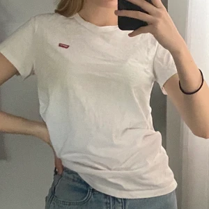 Vit t-shirt - Vit t-shirt från Levis. Bra skick och ej använd 